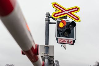 Kamion uvázl mezi závorami na koridoru do Prahy. Rychlík musel brzdit